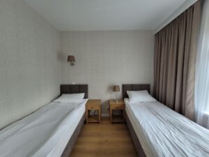 dwa lóżka pojedyncze