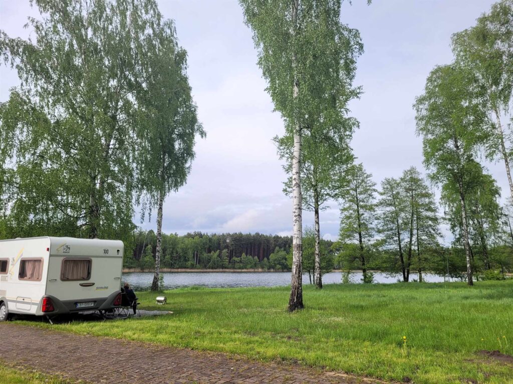 pole campingowe przy jeziorze