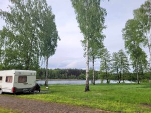 pole campingowe przy jeziorze