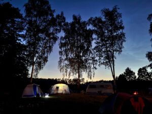 pole campingowe wieczorem