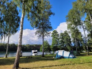 pole campingowe przy jeziorze